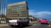 En esta foto de archivo aparece la sede de la embajada de Estados Unidos en La Habana, cuya operación se mantiene reducida desde el gobierno del expresidente Donald Trump.