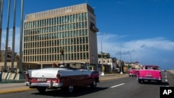 En esta foto de archivo aparece la sede de la embajada de Estados Unidos en La Habana, cuya operación se mantiene reducida desde el gobierno del expresidente Donald Trump.