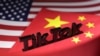 放在美中國旗上的TikTok的標誌。