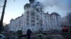 2024 年 3 月21，俄罗斯对乌克兰基辅发动袭击后，消防员在现场工作。