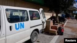 Radnici UNRWA-e prevoze kutije humanitarne pomoći u kompleksu terenskih ureda UNRWA-e na Zapadnoj obali u četvrt Sheikh Jarrah u istočnom Jerusalemu.