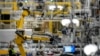 佐治亞州道爾頓的韓華Q Cells太陽能工廠內的多關節機器人。 （2023年10月16日）
