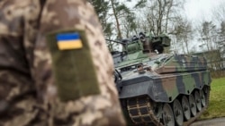 ARCHIVO - Un soldado ucraniano frente a un vehículo de combate de infantería Marder en Munster, Alemania, 20 de febrero de 2023.