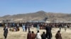 Ratusan warga Afghanistan tampak memadati area Bandara Internasional Kabul pada 16 Agustus 2021, berharap agar dapat dievakuasi dengan pesawat Angkatan Udara AS. (Foto: AP/Shekib Rahmani)
