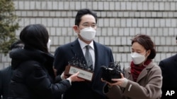 이재용 삼성전자 부회장이 한국 서울고등법원 앞에서 취재진 질문에 답하고 있다. (자료사진)