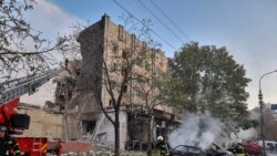 រូបភាព​ផ្តល់ដោយអង្គភាព​សង្រ្គោះ​បន្ទាន់​អ៊ុយក្រែន​បង្ហាញ​ក្រុម​ការងារ​បន្ត​ពន្លត់​អគ្គិភ័យ​បន្ទាប់ពីមានការវាយប្រហារ​​ដោយរុស្ស៊ី​ក្នុង​ទីក្រុង Cherkasy ប្រទេស​អ៊ុយក្រែន​កាលពីថ្ងៃទី​២១ កញ្ញា ឆ្នាំ២០២៣។(Ukrainian Emergency Service via AP)