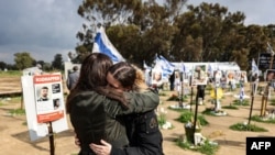  19 فروری 2024 کو جنوبی اسرائیل کے زرعی علاقے ریم کے قریب میوزک فیسٹیول کا وہ مقام جہاں حماس کا حملہ ہوا تھا، دو خواتین اپنے رد عمل کا اظہار کر رہی ہیں۔