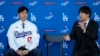 ARCHIVO: El jugador de los Dodgers de Los Ángeles Shohei Ohtani y su intérprete Ippei Mizuhara responden preguntas durante la conferencia de prensa, el 14 de diciembre del 2023. El miércoles 20 de marzo del 2024, despiden a Mizhurana por acusaciones de apuestas ilegales y robo. 