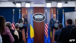 美國國防部長奧斯汀與參會主席布朗上將在烏克蘭防務聯絡組會議結束後在五角大廈舉行記者會。 (2024年4月26日)