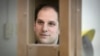 Phóng viên Evan Gershkovich của Wall Street Journal đứng trong lồng kính trong phòng xử án tại Tòa án Thành phố Moscow của Nga, hôm 14/12/2023.