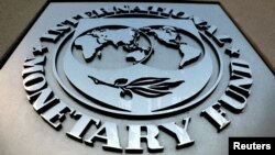 국제통화기금(IMF)이 16일 2024년 세계 경제 성장률 전망을 0.1%p상향 조정한 3.2%로 발표했다. 사진은 미국 워싱턴 D.C.에 있는 IMF본부 건물 외부에 있는 로고.