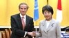 라파엘 그로시(왼쪽) 국제원자력기구(IAEA) 사무총장과 가미카와 요코 일본 외무상이 14일 도쿄에서 회동하고 있다.