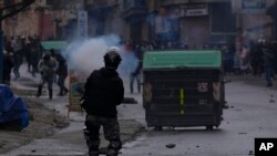 La policía dispara gases lacrimógenos para dispersar a los cocaleros durante el cuarto día de enfrentamientos cerca del mercado de coca en La Paz, Bolivia, el lunes 8 de agosto de 2022. Foto AP.