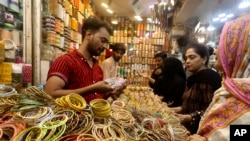  کراچی میں ایک مارکیٹ میں خواتین عید کے موقع پر چوڑیاں خریدتے ہوئے، فائل فوٹو