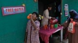 Volonter dijeli vodu za piće pored autobuske stanice po vrućem danu u Hajderabadu, Indija, 21. marta 2024. Zemlja je upravo imala najtopliji mart ikada zabilježen, 10. mjesec zaredom u kojem je postavljen takav rekord, prema klimatskoj agenciji EU Copernicus.