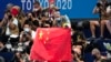 2020東京奧運一場游泳項目決賽的頒獎台上飄揚著的中國國旗。 （2021年7月29日）