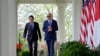 Президент США Джо Байден і прем’єр-міністр Японії Фуміо Кісіда йдуть з Овального кабінету на пресконференцію в Трояндовому саду Білого дому, 10 квітня 2024 р. AP Photo/Evan Vucci