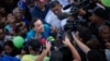 María Corina Machado, candidata presidencial opositora, conversa con la prensa durante un mitin en Valencia, Carabobo, el 13 de marzo de 2024.