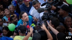 María Corina Machado, candidata presidencial opositora, conversa con la prensa durante un mitin en Valencia, Carabobo, el 13 de marzo de 2024.