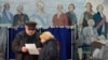 2024年3月16日，星期六，俄罗斯圣彼得堡举行总统选举，人们在一所学校的投票站检查选票。