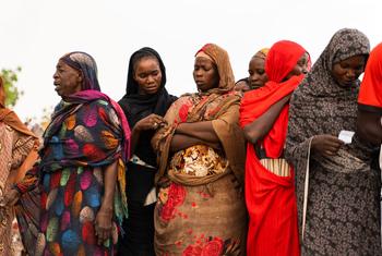Женщины в ожидании гуманитарной помощи в Судане.