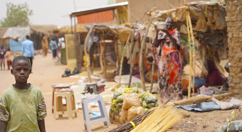 Mvuana akitembea katika kambi ya wakimbizi wa ndani ya Al Salaam Darfur Kaskazini