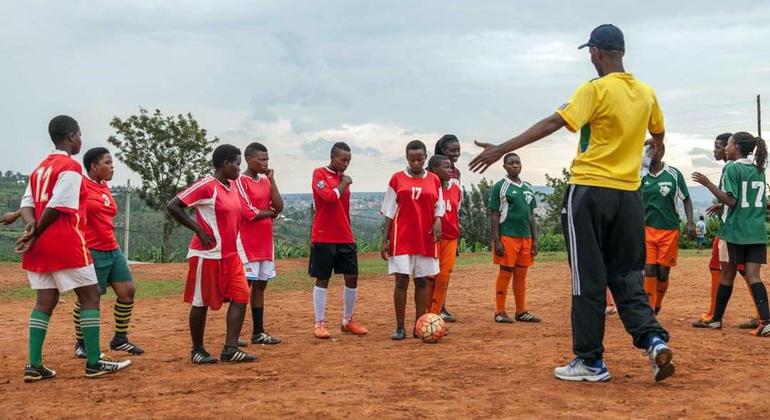 Une équipe de filles lors du tournoi Play2Remember au centre coopératif Togetherness à Kigali, au Rwanda.