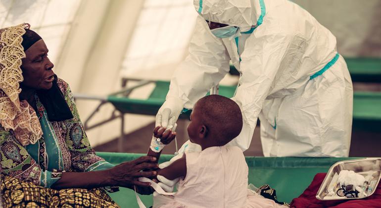 Un trabajador sanitario atiende a pacientes en un centro de tratamiento del cólera en una zona rural de Malawi.