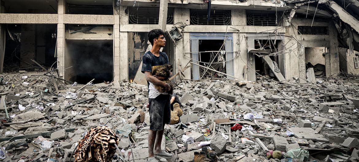 Un menor observa la devastación en el barrio de Tal al-Hawa, en la ciudad de Gaza.