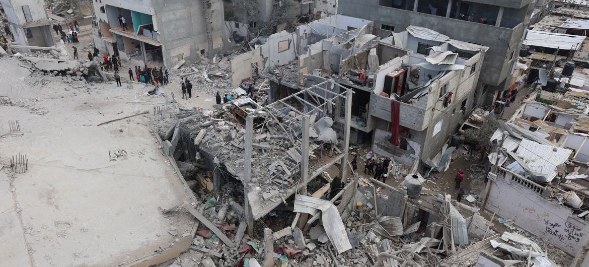 Un bloque de viviendas yace en ruinas en el barrio de Al-Shaboura de la ciudad de Rafah, en el sur de la Franja de Gaza.