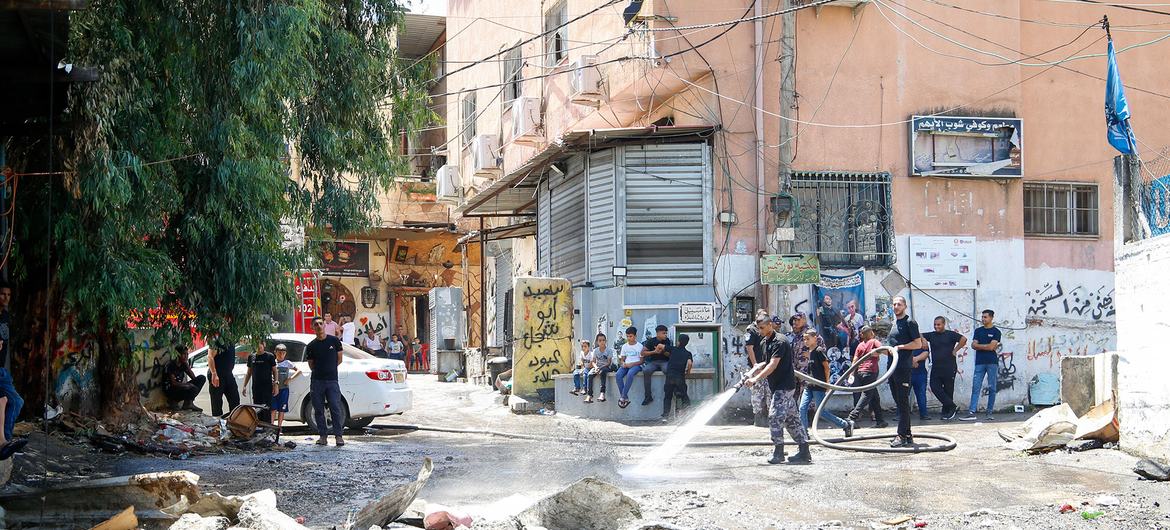 Los residentes limpian las calles de Nur Shams en Cisjordania.