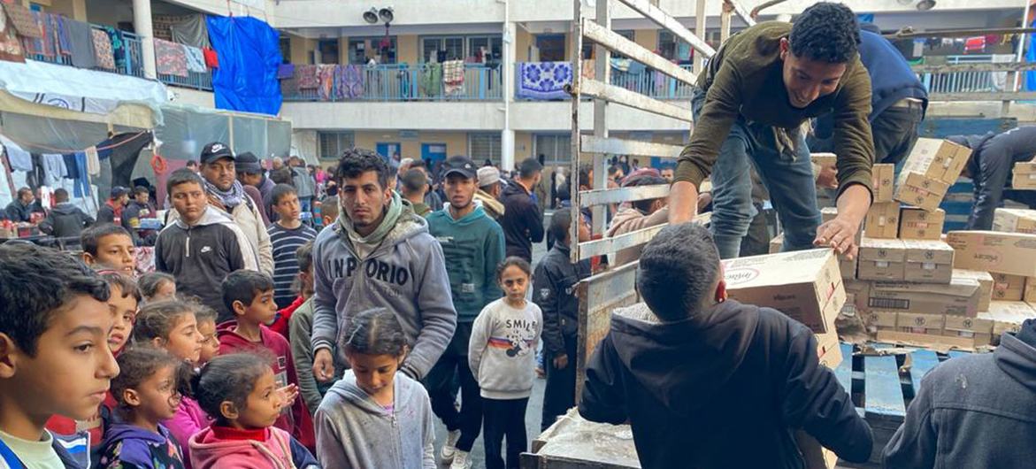 La ayuda alimentaria llega a una escuela de la UNRWA convertida en refugio en Gaza.