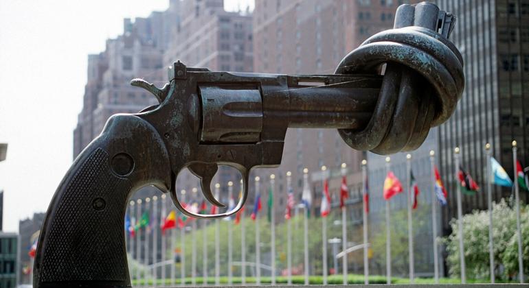 The “Non-Violence” (or “Knotted Gun”) sculpture by Swedish artist Carl Fredrik Reuterswärd on display at the UN Visitors’ Plaza.