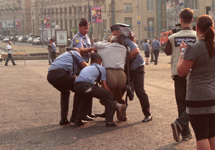 Разгон собрания в поддержку Мохнаткина на Триумфальной 15.08.2010. Фото Е.Михеевой