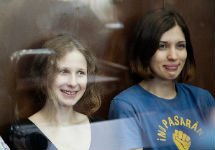 Мария Алехина и Надежда Толоконникова слушают приговор. Фото Ю.Тимофеева