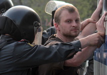 Задержание Алексея Сахнина 6 мая 2012 года. Фото Евгении Михеевой/Грани.Ру