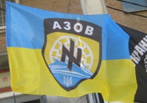 Флаг Украины с эмблемой батальона "Азов". Фото: 0532.ua