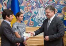 Владимир Федорин и Мария Гайдар получают украинские паспорта. Фото: president.gov.ua