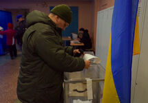 На избирательном участке в Киеве. Фото из твитера @ChristopherJM
