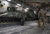 Погрузка американских гаубиц М777 для отправки в Украину
