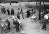 Катынь расстрел Члены Международной медицинской комиссии, изучающие тела на столах 1943
