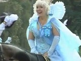 Неля Штепа в образе королевы на городском празднике. Кадр из клипа "Славянск - купец"