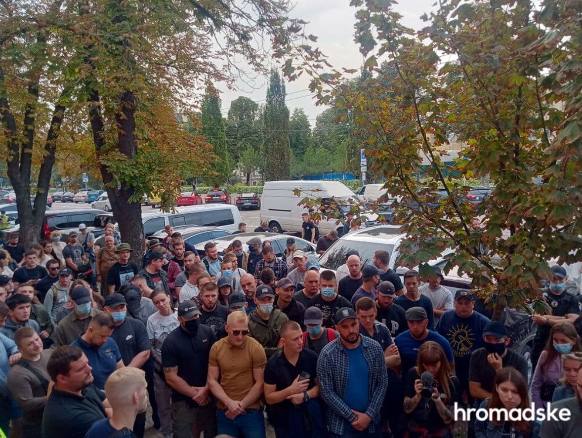 Представники «Нацкорпусу», які прийшли підтримати підозрюваних до будівлі Печерського районного суду Києва, 30 серпня 2021 року