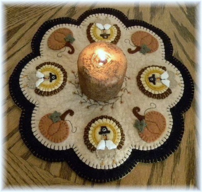 Little Pilgrims Thanksgiving Penny Rug/Candle mat MAILED PAPER image 1