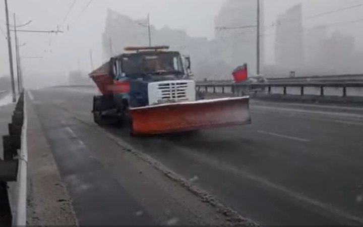 У Києві працює 118 одиниць снігоприбиральної техніки