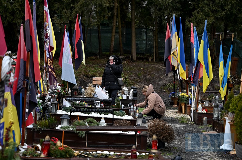 Родичі біля могили полеглого захисника в День пам'яті на Личаківському військовому цвинтарі у Львові.