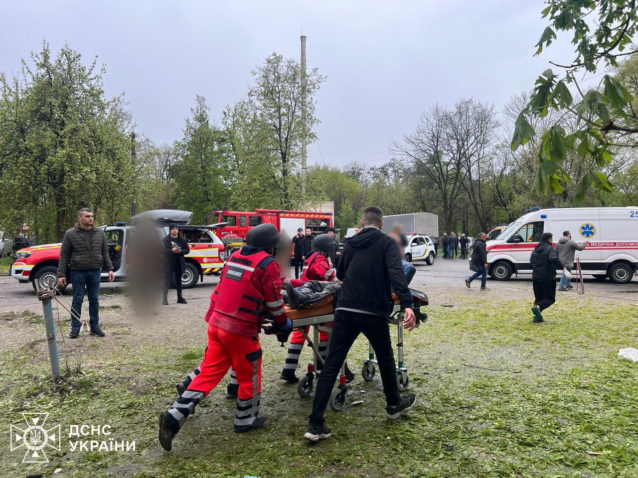 Рятувальники надають допомогу постраждалим на місці обстрілу Чернігова, 17 квітня 2024
