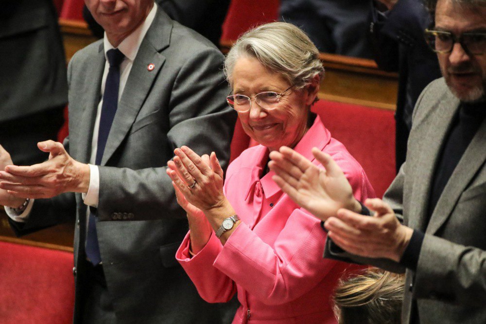 Колишня прем’єр-міністерка Франції Елізабет Борн (у центрі) під час дебатів щодо франко-української угоди про безпеку та щодо ситуації в Україні на засіданні Національної асамблеї в Парижі