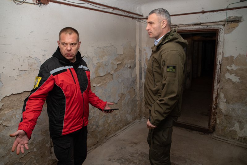 Мер Києва Віталій Кличко під час перевірки бомбосховища в будинку в Печерському районі міста.