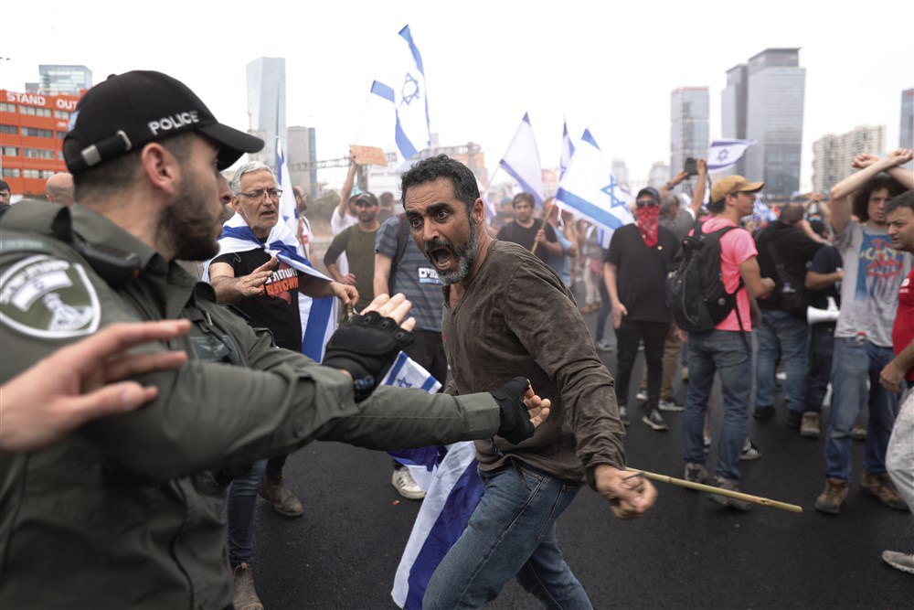 Зіткнення поліції з протестувальниками, які блокують шосе Аялон, під час мітингу проти запланованої урядом реформи системи правосуддя, Тель-Авів, 23 березня 2023 р.